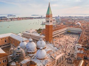 Imagen de un paisaje europeo en tonos azulados y serenos