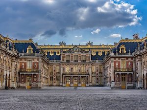 Paisaje de ensueño en Europa con impresionantes montañas y un lago cristalino