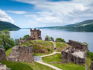 Hermoso paisaje natural entre Escocia e Inglaterra, con colinas verdes y un cielo despejado