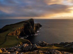 Paisaje de otoño en Inglaterra y Escocia con árboles y colinas