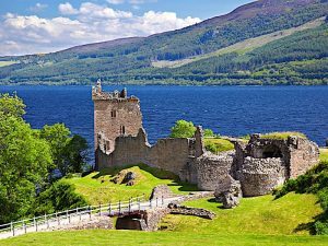 Imagen de castillos históricos en el paisaje de Inglaterra y Escocia