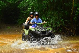 Conducción de ATV en terrenos naturales