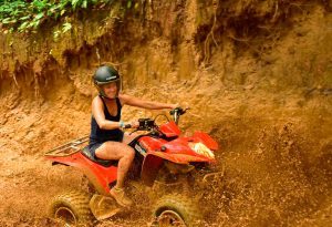 Experiencia de conducción de ATV en montañas con paisajes asombrosos
