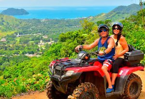 Conducción de ATV en un paisaje natural