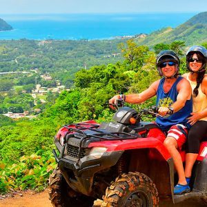 Conducción de ATV en un paisaje natural