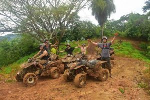 Grupo de personas conduciendo ATVs por las montañas