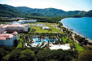 Vista del Resort Riu en Guanacaste con Playa y Piscinas
