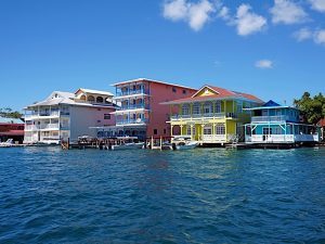 Playa de Bocas del Toro en Panamá con aguas cristalinas y palmeras