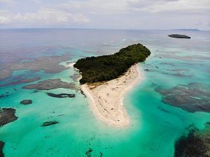 Vista aérea de la playa y el agua cristalina en Bocas del Toro, Panamá