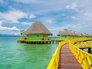 Vista panorámica de Bocas del Toro con aguas cristalinas y vegetación tropical