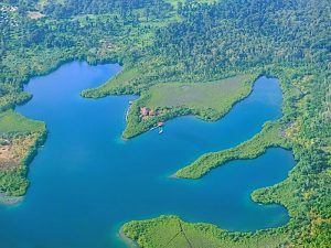 Vista panorámica de Bocas del Toro, Panamá con aguas cristalinas y paisajes exuberantes