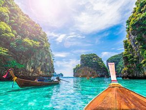 Vista panorámica de un templo en Tailandia al atardecer