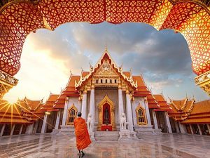 Viaje a Tailandia con paisaje tropical y templos históricos