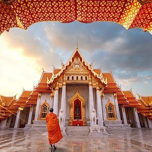Viaje a Tailandia con paisaje tropical y templos históricos