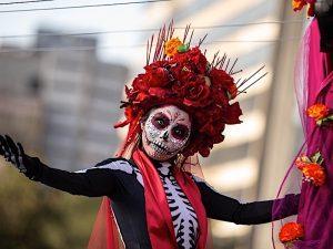 Celebración del Día de los Muertos con ofrendas y calaveras en 2024