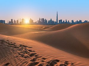 Panorámica de Dubai y Madrid al atardecer