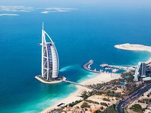 Vista aérea impresionante de Dubai y Madrid