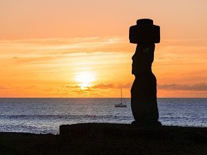 Vista panorámica de la Isla de Pascua con sus famosos moáis