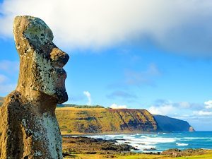 Vista panorámica de la Isla de Pascua con sus emblemáticas estatuas moáis