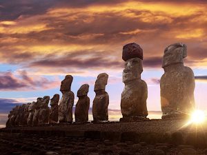 Vista panorámica de la Isla de Pascua con sus famosos moáis