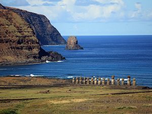 Vista panorámica de la Isla de Pascua con estatuas Moái