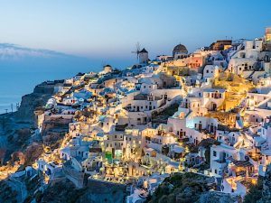 Vista panorámica de las Islas Griegas con aguas cristalinas y arquitectura blanca