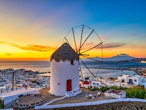Vista panorámica de las Islas Griegas con aguas cristalinas y casas blancas