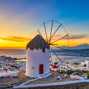 Vista panorámica de las Islas Griegas con aguas cristalinas y casas blancas