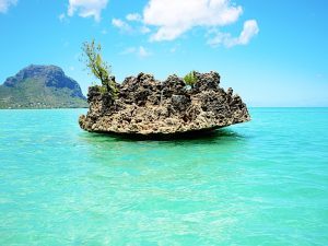 Imagen panorámica de las Islas Mauricio con playa y agua cristalina