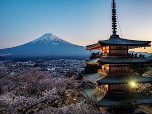 Vista panorámica de un increíble paisaje en Japón con montañas y flores