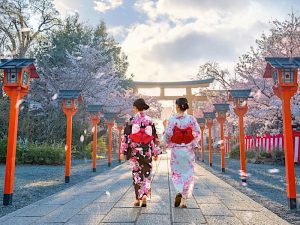 Paisaje impresionante de Japón con sus montañas y arquitectura tradicional