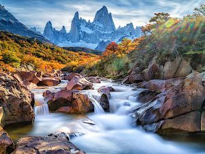Vista panorámica de montañas y lagos en la Patagonia Argentina