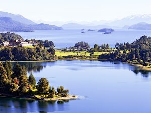 Paisaje de la Patagonia Argentina con Montañas y Lago