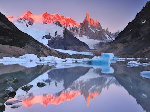 Paisaje impresionante de la Patagonia Argentina con montañas y un lago