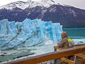 Vista panorámica de la Patagonia Argentina con montañas y lagos