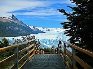 Impresionante paisaje de la Patagonia Argentina con montañas y lagos