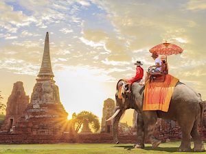 Paisaje exótico de Vietnam y Tailandia con templos y naturaleza exuberante