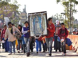 Virgen de Guadalupe con manto verde y estrellas doradas