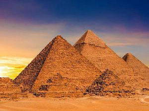 Pirámides de Egipto bajo un cielo despejado