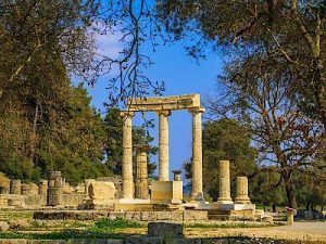 Vista de Grecia con arquitectura clásica y mar azul