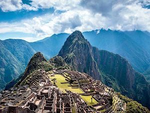 Vista Panorámica de Machu Picchu en un Día Soleado