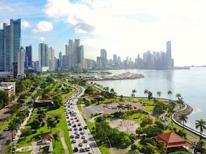 Vista panorámica del paisaje exótico de Panamá con vegetación tropical y arquitectura moderna