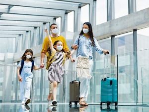 Imagen representativa de la pandemia mostrando calles vacías y personas con mascarillas