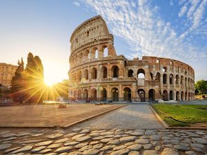 Vista panorámica de Roma con el Coliseo y otros monumentos históricos