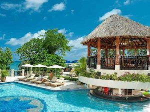 Piscina y Playa en el Resort Sandals Ochi