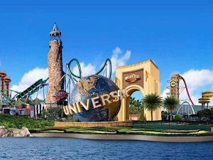 Visitantes disfrutando de las atracciones en Universal Orlando en 2024