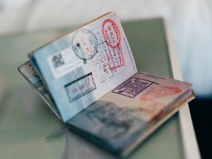 Persona mostrando una visa aprobada