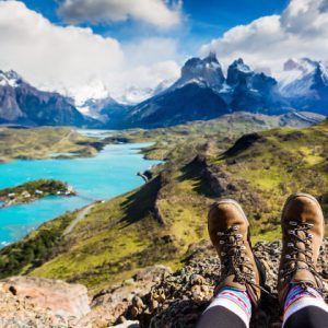 Vista panorámica de la Patagonia con montañas majestuosas y cielo despejado