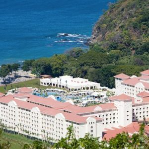 Vista del Hotel Riu Guanacaste con la Playa y el Océano Pacífico