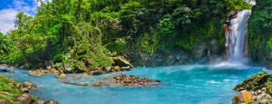 Imagen del Río Celeste en Costa Rica con agua turquesa rodeada de vegetación